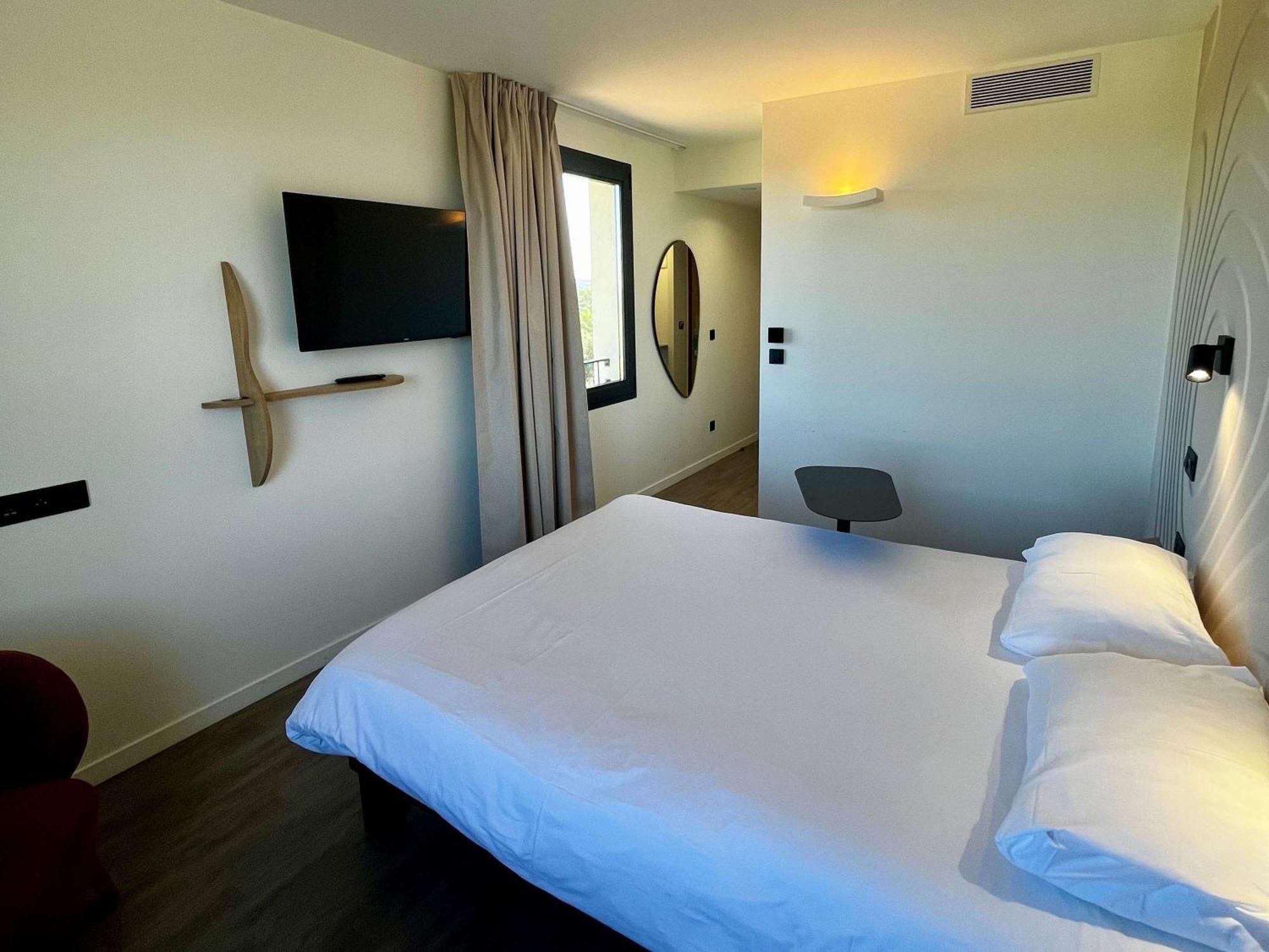 Ibis Styles Cabries Aix-En-Provence Tgv Hotel Exterior photo
